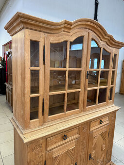 Dubový dvoudílný prosklený příborník