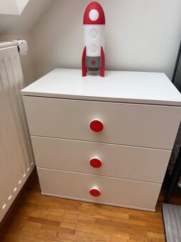 Komoda se 3 zásuvkami IKEA GODISHUS - červené úchytky