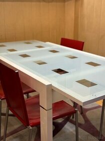 Kvalitní rozkládací stůl a set židlí z pravé kůže