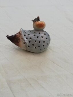 Porcelánový ježek s jablkem (na párátka)
