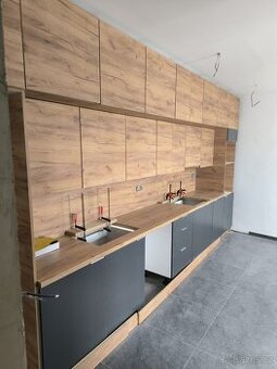 Nová nepoužitá kuchyňská linka 5000x2700mm