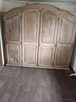 Skříň třídílná