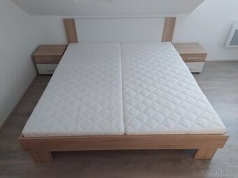 Postel s nočními stolky, roštem a matracemí nová