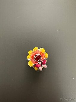 Žlutá květina s motýlem přívěsek na Pandora náramek