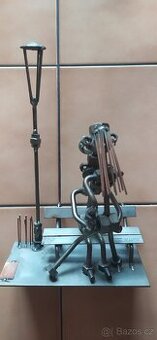 Mladí v nočním parku.