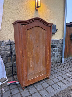 Starožitná skříň z dřevěného masivu