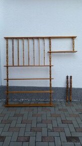 Dřevěná policová stěna ke schodišti