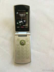 Sony Ericsson W508 s krabicí a s doplňky
