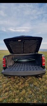 NOVÝ KRYT KORBY DODGE RAM LIMITED ČERNÁ PERLEŤ