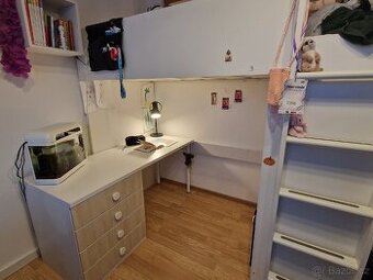 Postel s psacim stolem Ikea