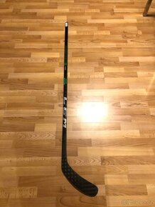 Hůl CCM Ribcor Trigger Team, flex 85, pravá 28