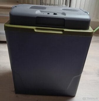 Chladící box (cestovní lednička)