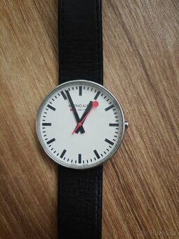 Švýcarské hodinky Mondaine Giant 42
