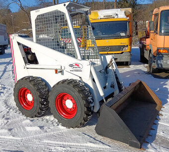 BOBCAT 825 smykový nakladač