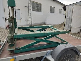 po přetěsnění a nový olej hydraulický nůžkový hever