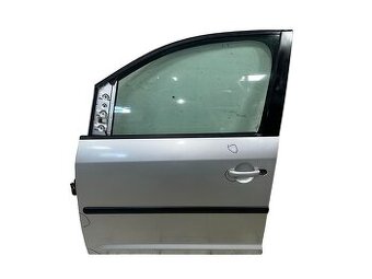 Levé přední dveře stříbrná metalíza LA7W VW Caddy 2k 2008