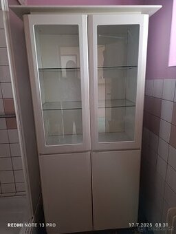 Bílá koupelnová skříňka