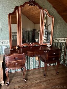 Mahagonová toaletka