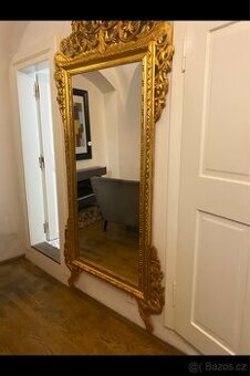 Dřevěné pozlacené zrcadlo velké.