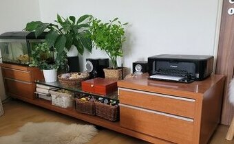 Pěkná sestava s komodama a stolkem 2,4m