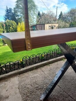 Ořechový jídelní stůl