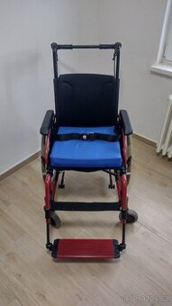 Meyra odlehčeny invalidní vozík se skládacím rámem