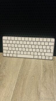 Apple Magic Keyboard (model A2450) – bezdrátová