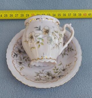 šálek s podšálkem, růžový porcelán z Chodova