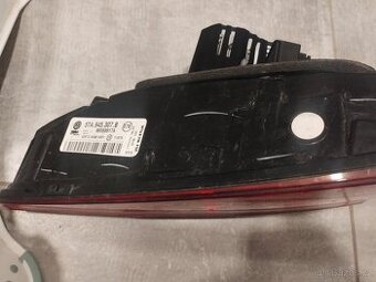 VW Touran – levé zadní světlo na kufru - prasklé