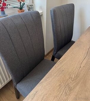 Jídelní stůl a 4 židle