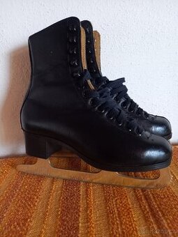 Dívčí / dámské lední brusle