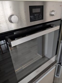 Horkovzdušná vestavná trouba Whirlpool
