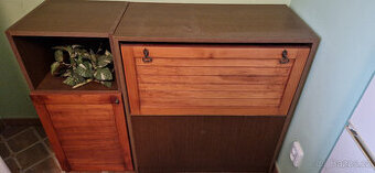 Obyčejné i luxusní skříně, stůl.