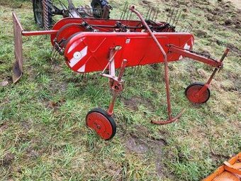 Pásový obraceč  sena