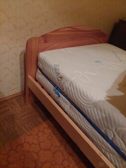 Dřevěná postel s roštem