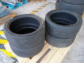 Závodní pneu slick Michelin 24/64-18