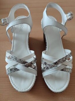 Bílé sandály na klínku vel. 38