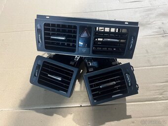 Vedení vzduchu - výdechy topení Mercedes-Benz W204