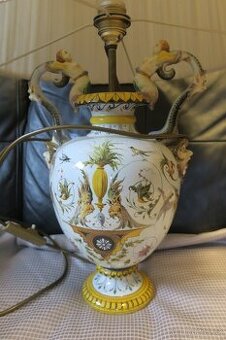 Váza z majoliky Ginori s rukojeťmi putti a groteskní malboY