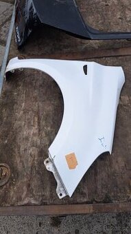 Hyundai i20 predni pravy blatnik lehce promackl