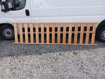 dřevěné zábradlí