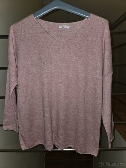 Pěkný dámský volný svetřík vel.42