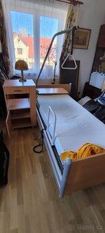 Polohovací nemocniční lůžko