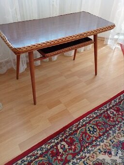 Retro konferenční stolek s poličkou