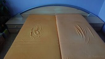 Postel s čelem a stolky