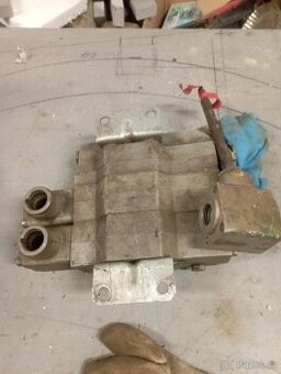 Sekce pultu hydrauliky
