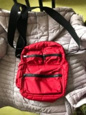 Červená textilní kabelka