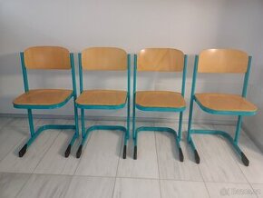 4 stohovatelné židle s kovovou podnoží
