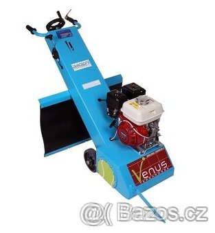 Venus - stroj na regeneraci tenisových antukových kurtů