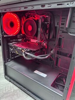 Herní PC s monitorem a reproduktory
